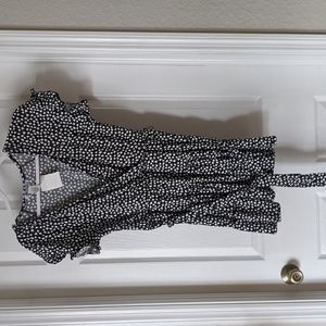 Stilettos black and white dress with tie waist and ruffle sleeves